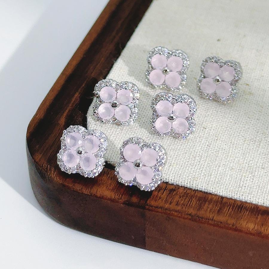 

Zircon four-leaf flower earrings exquisite small high-end stud earrings fashion commuter versatile earrings women