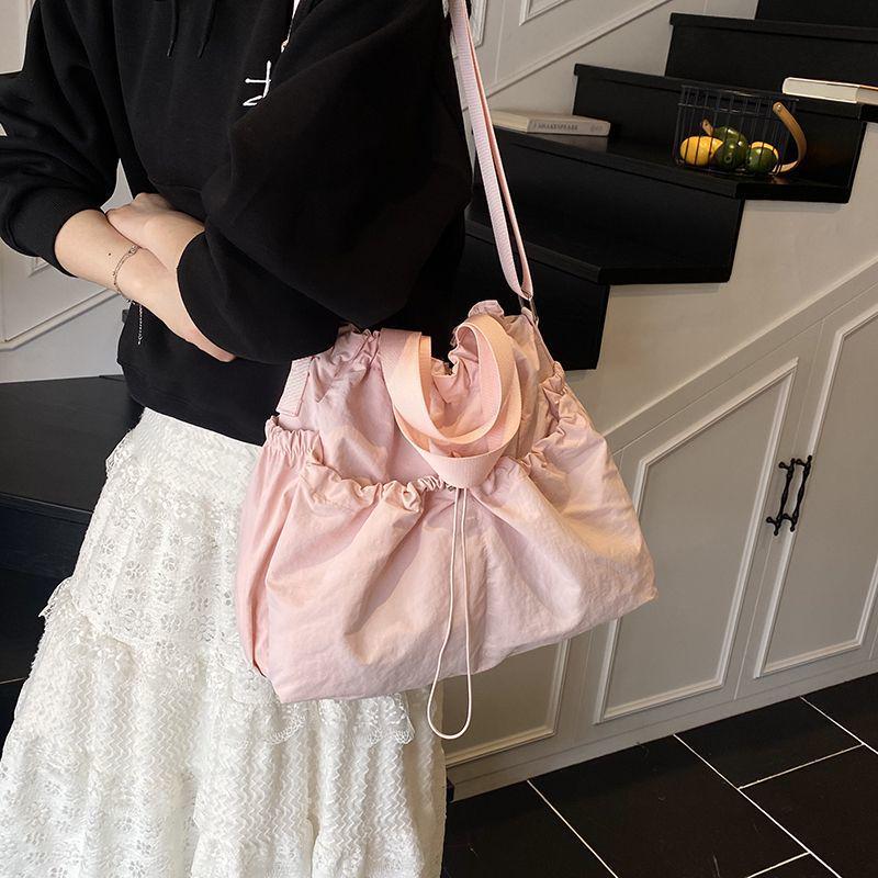 “Koreansk plisserad minimalistisk axelväska - Mångsidig & Chic” (2025)”