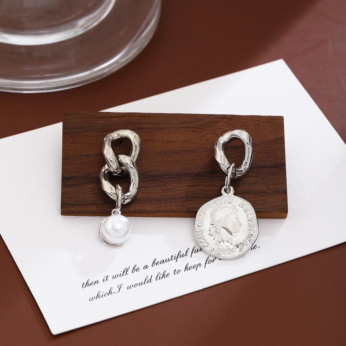 

Silver Needle Geometric Pearl Earrings: Retro Asymmetrical Design