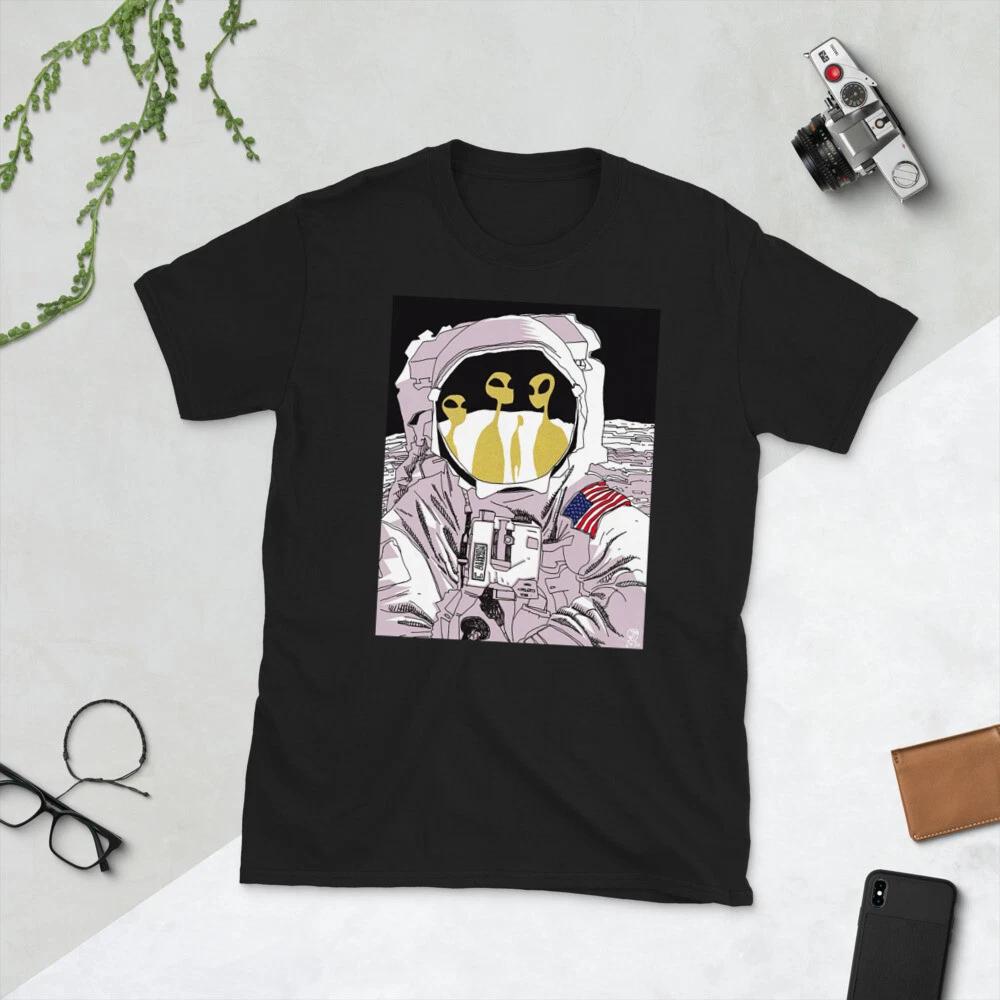 ASTRONAUT MEETING ALIENS ON THE MOON FUN SCIFI FUN Short-Sleeve Unisex T-Shirt 3XL