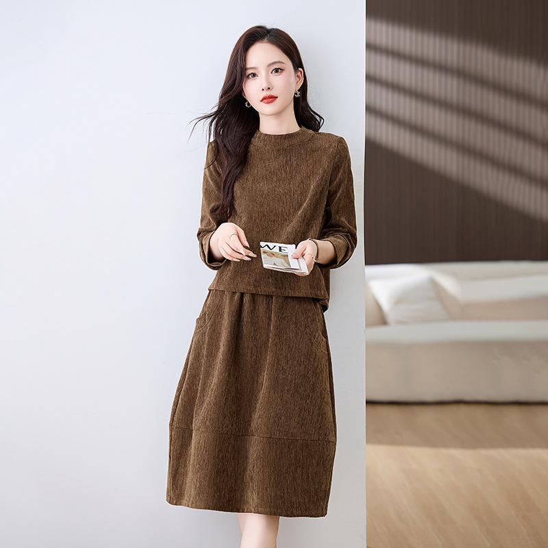 

Весенне-осенний костюм юбка двойка модный свободный и стройнящий утолщенный топ юбка снижающий возраст целый комплект для носки XXL темно-коричневого