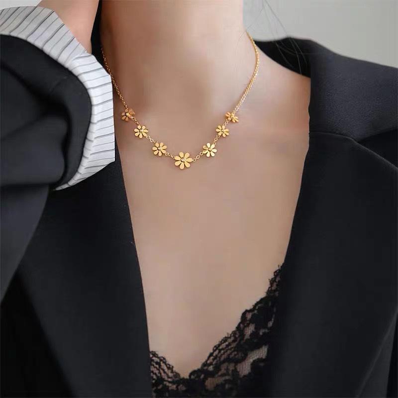 Chic 18k guldpläterad titanstål krysantemum nyckelbenshänge för kvinnor