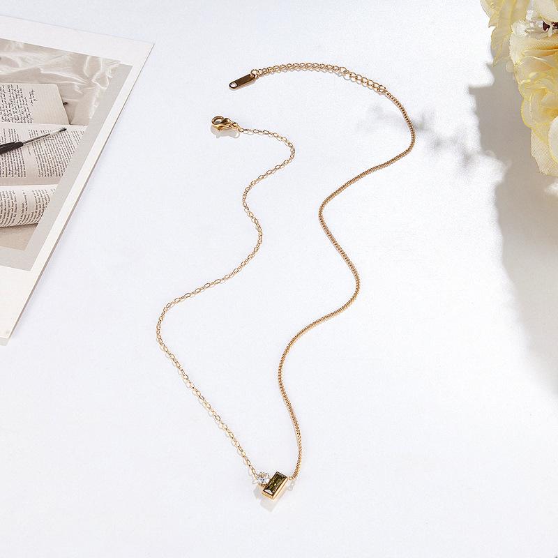 Colar com Pingente de Zircônia Verde Oliva - Joias Femininas em Aço Titânio 18K