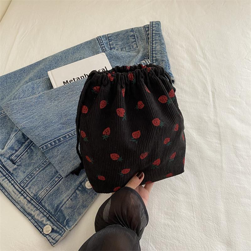 Elegant Summer Commuter Bucket Bag Featuring Stylish Design And Polyester Lining