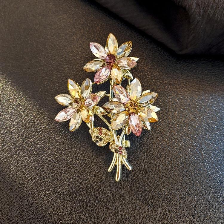 High-End Light Luxury Flower Brooch Female Heavy Industry Design Sense Animal Brooch Diamond Corsage Coat Clothing Accessories