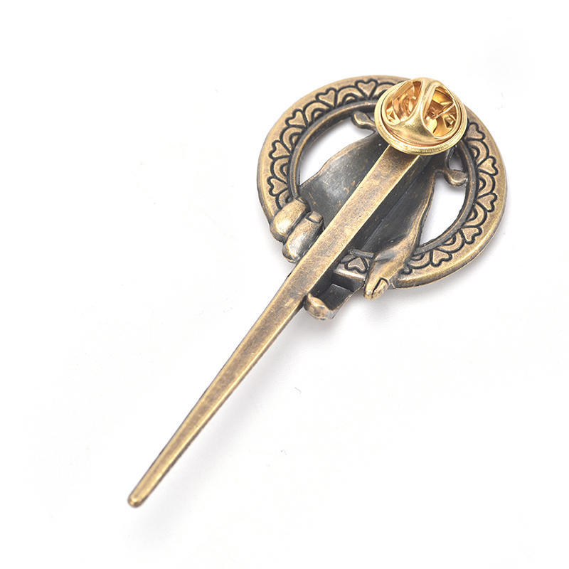 Brož s klopou trůnu Brož v kostýmu s trůnem