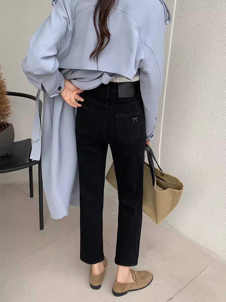 High-Waist Black Jeans for Plus-Size Women – Slimming, Pear-Shaped Fit