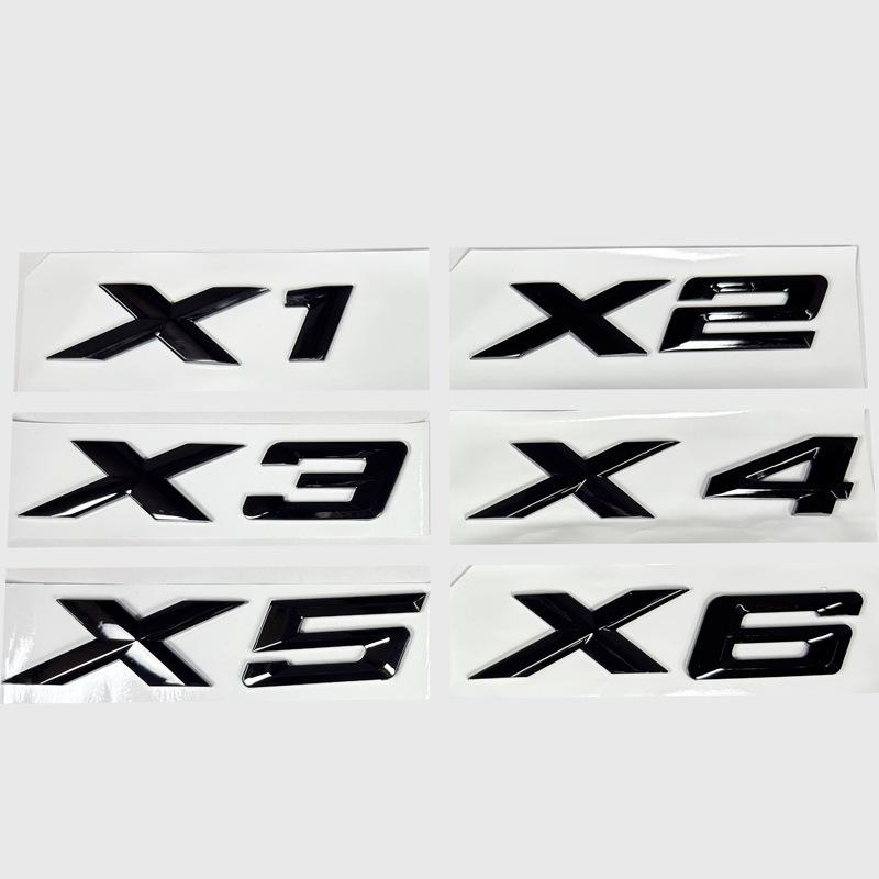 Kompatibilní s řadou BMW X (X1-X7) Zadní emblémy: Jasně stříbrné/černé náhradní samolepky pro modely řady X.