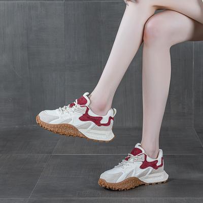 Modelli da donna in pelle con suola spessa mostrano i loro piedi e abbinamento di colori coordinato scarpe sportive e da tempo libero versatili nuove per la primavera