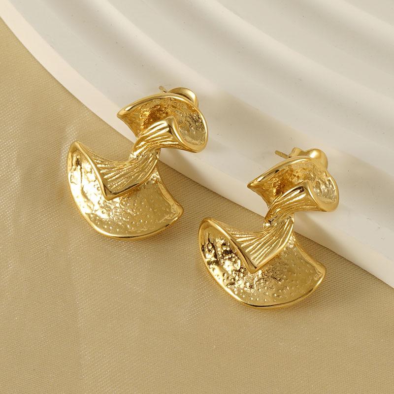 Elegant European Retro 18K Gold Fan-Shaped Ginkgo Leaf Earrings for Women