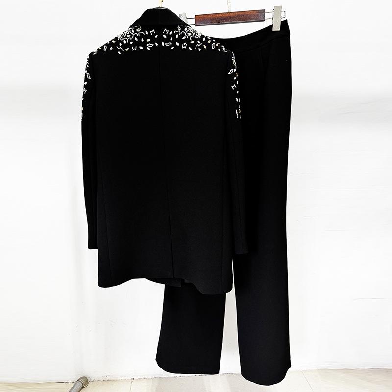 Moda High Street 2026 Collezione Inizio Primavera: Completo Giacca e Pantaloni Elegante con Perline e Strass