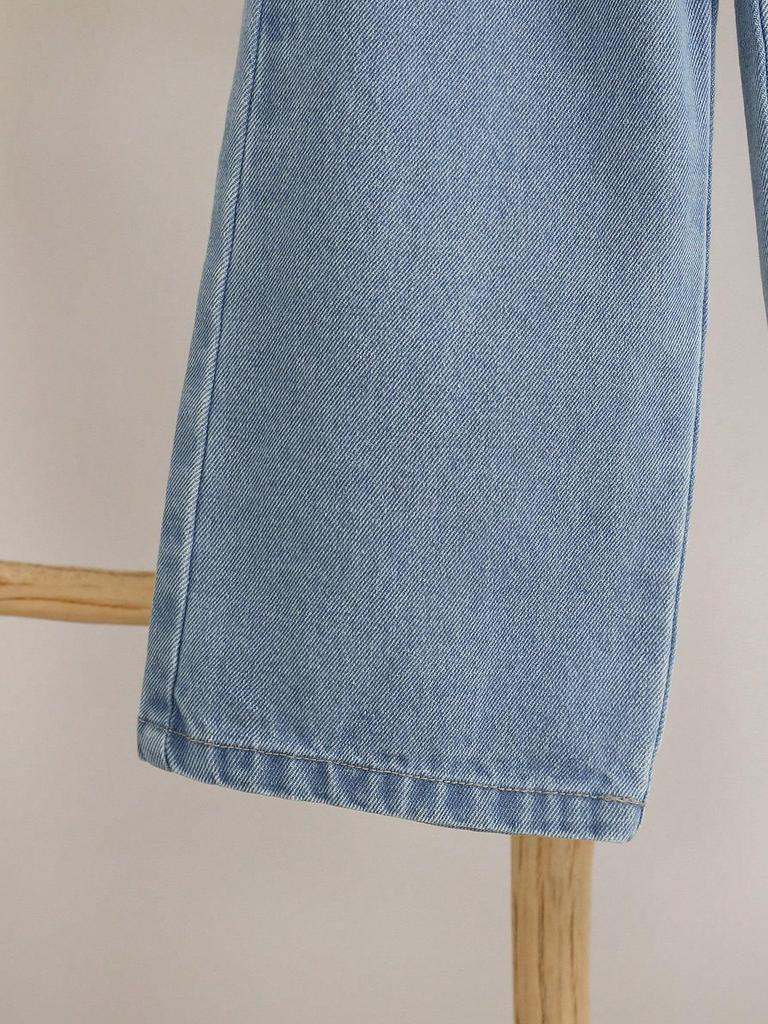 Sweet and Cute Two-piece Set for Girls: Doll-collar Top Paired with Simple, Stylish, and Casual Denim Trousers.