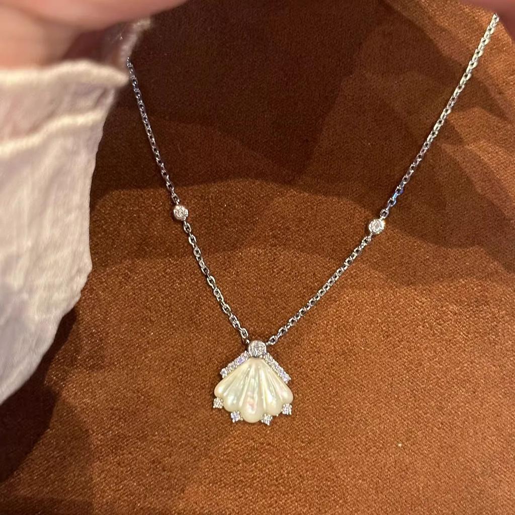 Original Inlay Diamonds White Fritillaria Shell Pendant Exquisite Romantic Sparkling Necklace Wedding Engagement Jewelry Gift