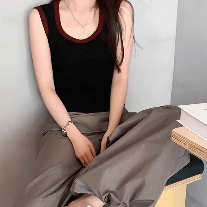 

Верхняя одежда в стиле колор-блок: Утягивающая майка с бюстгальтером, французский квадратный вырез, широкие бретели и покрытие подмышек. Medium чёрный