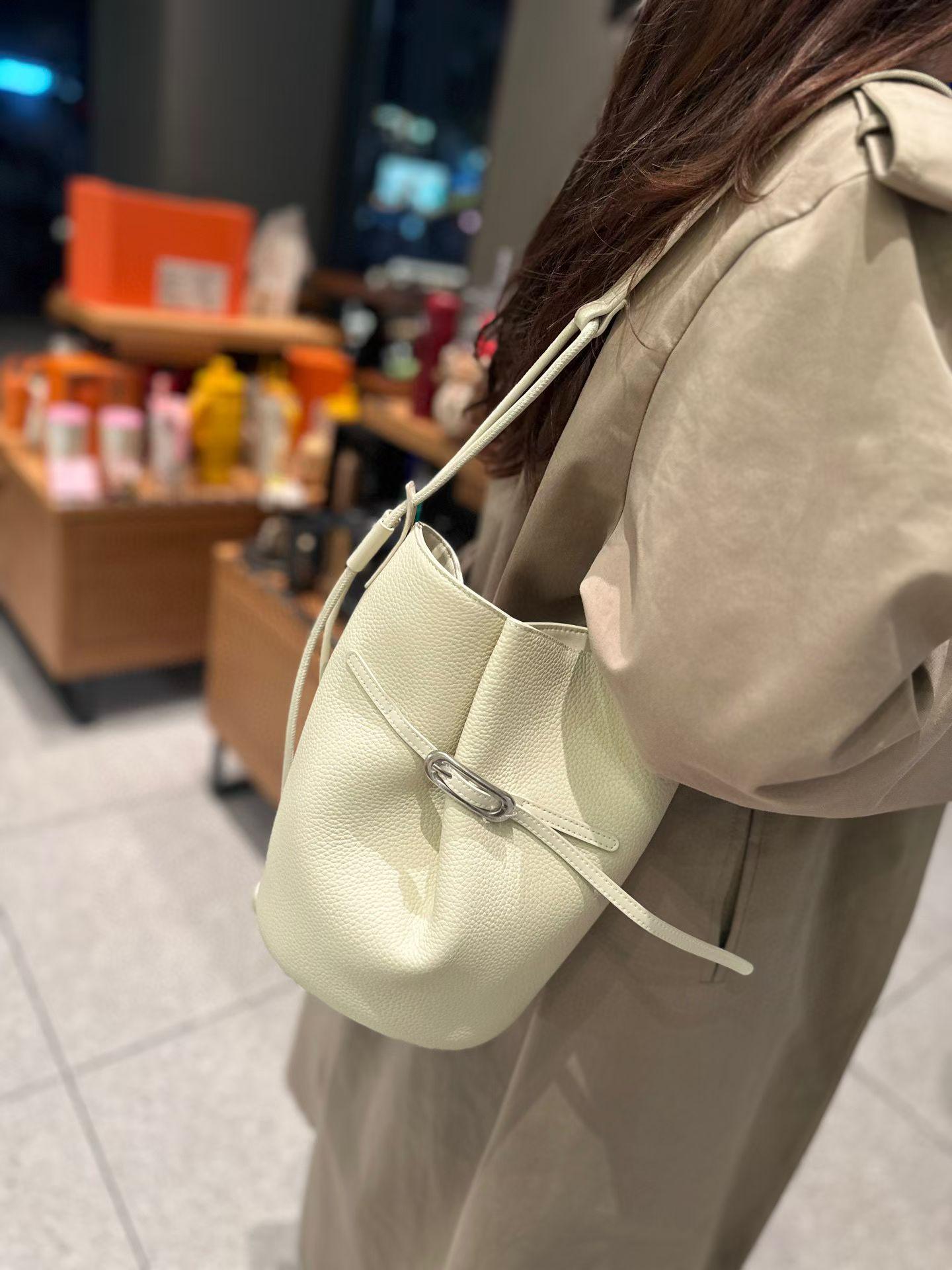 

Fashion Cowhide Bucket Bag – Minimalist, Versatile, Large-Capacity Shoulder & Underarm Design 17.5*13.5*25.5cm