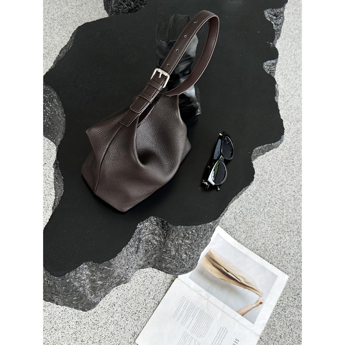 

Loose soft cowhide tote bag 2025 new crossbody bag retro leather casual commuter one-shoulder armpit bag for women 23*13*20cm кавовий