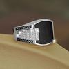Anello da uomo classico Moda metallo color oro intarsiato pietra nera zircone Anelli punk per uomo Fidanzamento Matrimonio Gioielli di lusso