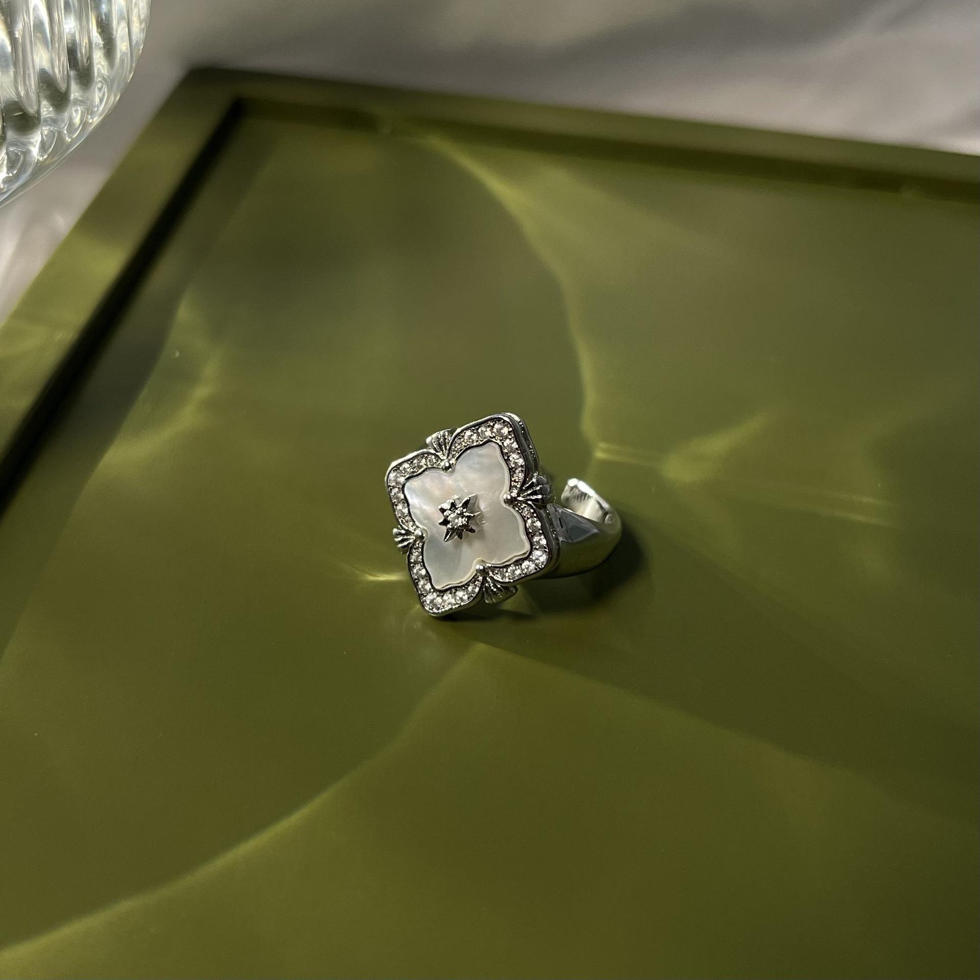 Бучи Ветровые Оконные Решетки Четырехлистник Натуральный Белый Рябчик Набор Ожерелье Браслет Легкая Роскошь Холодный Ветер