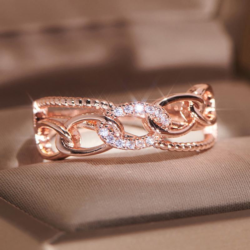 Shining and Unique Creative Chain Interlocking Design, Exquisite and Elegant Micro-inlaid Synthetic Zircon Women's Ring Suitable for Weddings and