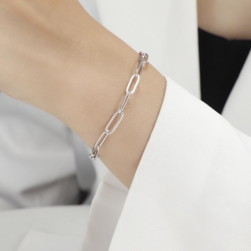 

Минималистичный браслет-цепочка с крестом золотистого цвета: Универсальный, Стильный и Уникальный Нишевый Дизайн