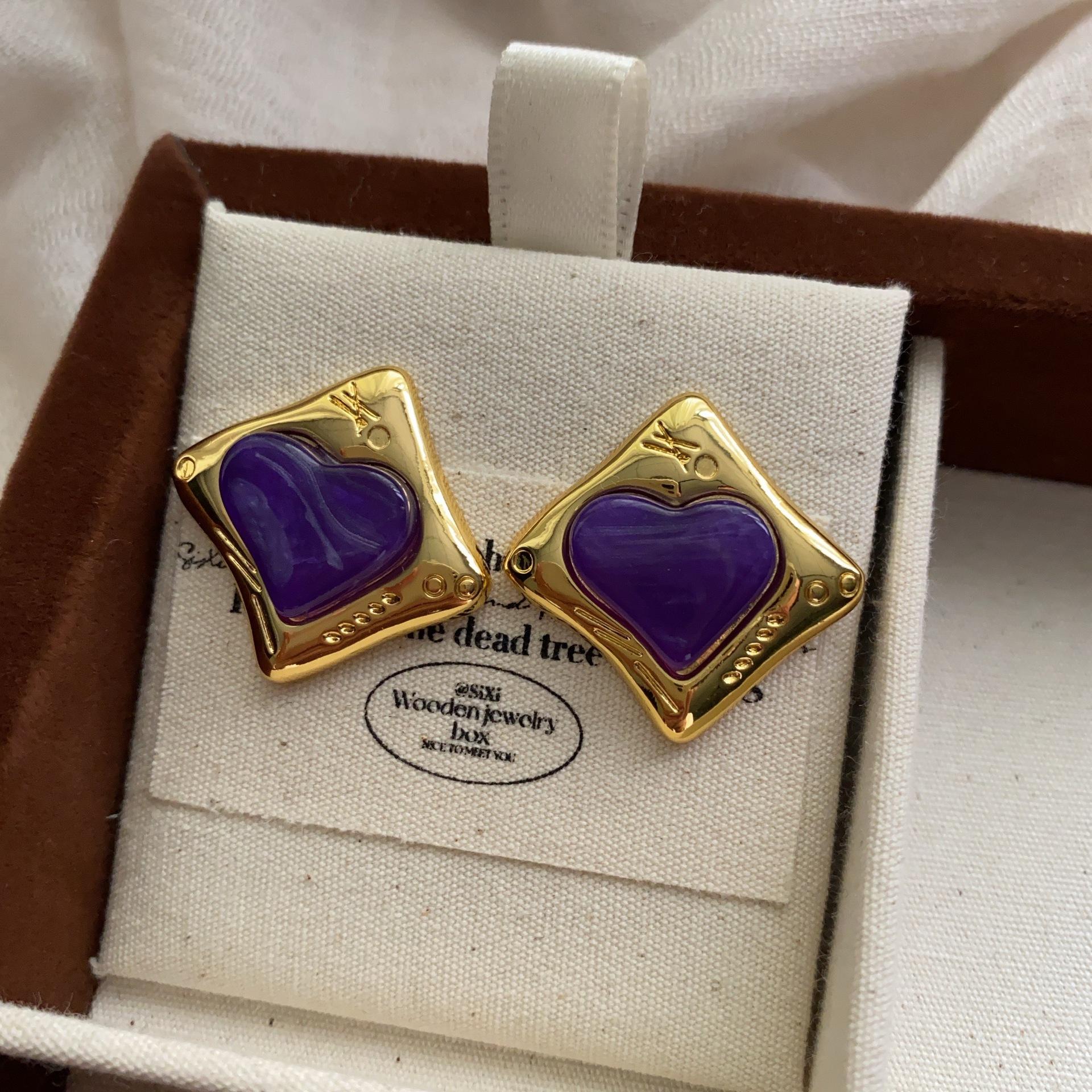 

Vintage geometric diamond stud earrings, niche retro light luxury personality, daily high-end fashion sense metal women s earrings