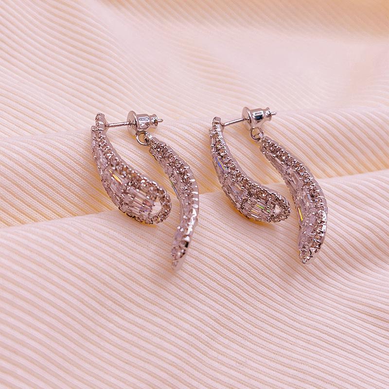 

Women s Luxurious Crossover Design Shiny Earrings - 2024 Trendy Fashion Ear Studs for Influencers серебряный