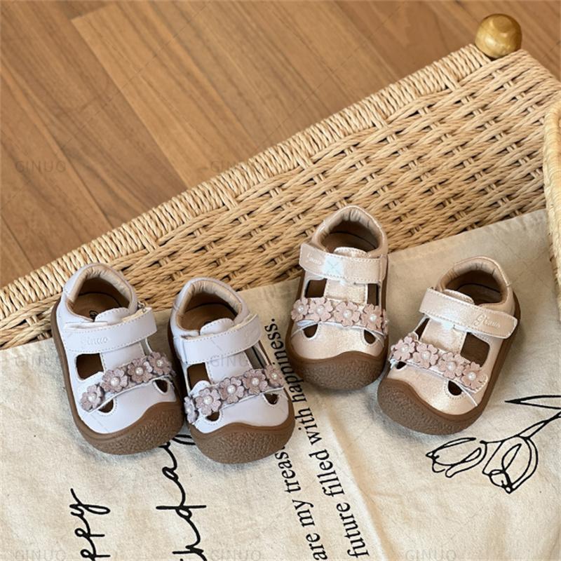 Children Clothing Yulin-001 Girls New Summer Baby Shoes Leather Flower Cut-Outs Kids Sandals Closed Toe Soft Sole Fashion Toddler Sandals Eu21-30 Cm