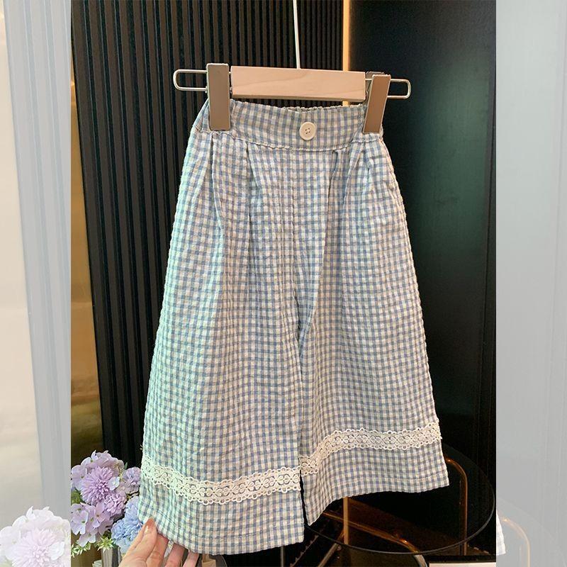 

Очаровательный летний комплект из двух предметов для девочки 2024 года, включающий вышитый топ с куклой и клетчатые брюки палаццо. StyleB,90