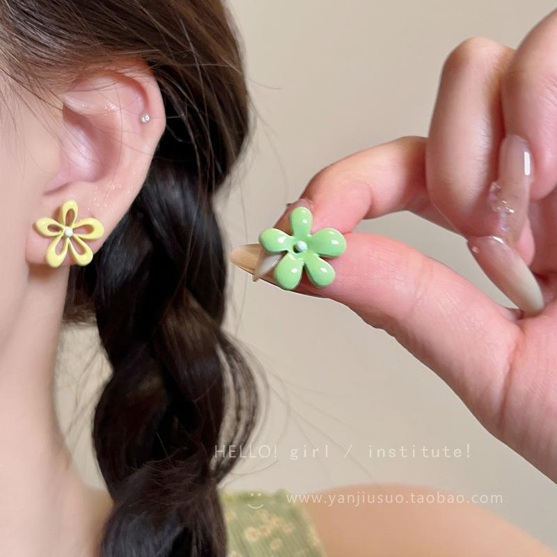 

Серебристая краска-спрей цветок асимметричные серьги-гвоздики милые свежие модные серьги-гвоздики нишевый темперамент универсальные серьги с высоким чувством