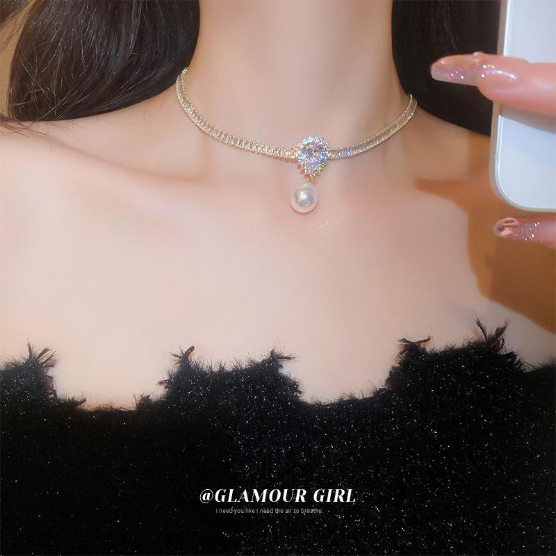 Collana a Clavicola con Nappa di Perle e Farfalla in Stile Coreano