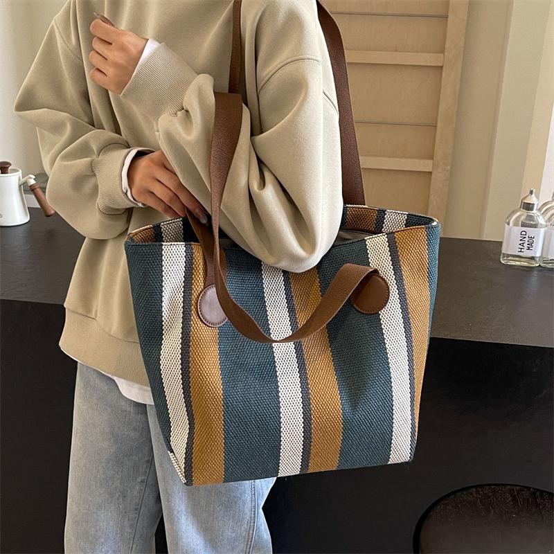 Холщовая большая сумка в контрастную полоску Женская сумка на плечо под мышками бежевый — фото 3