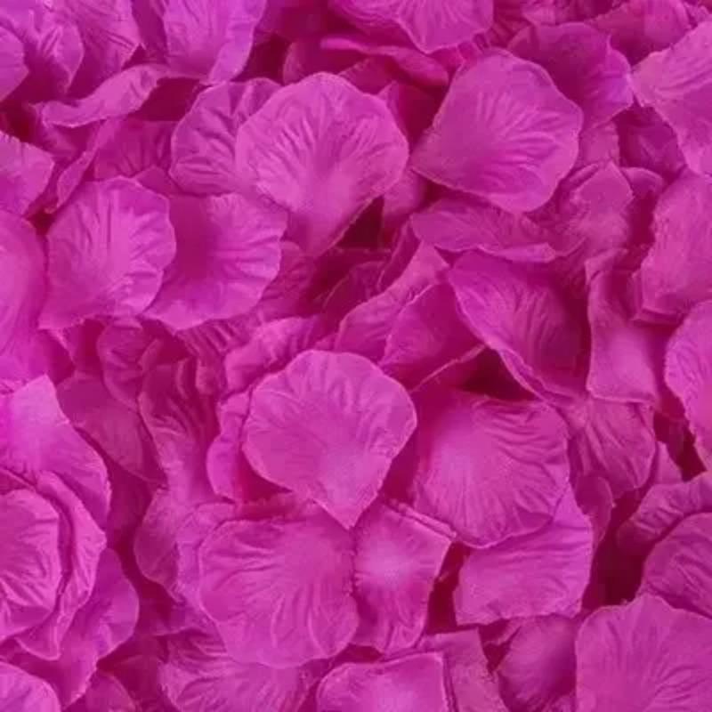 The Wedding Room Is Decorated With Simulated Rose Petals, The Proposal Is Arranged With Romantic Wedding Flowers, Creating A Romantic Atmosphere