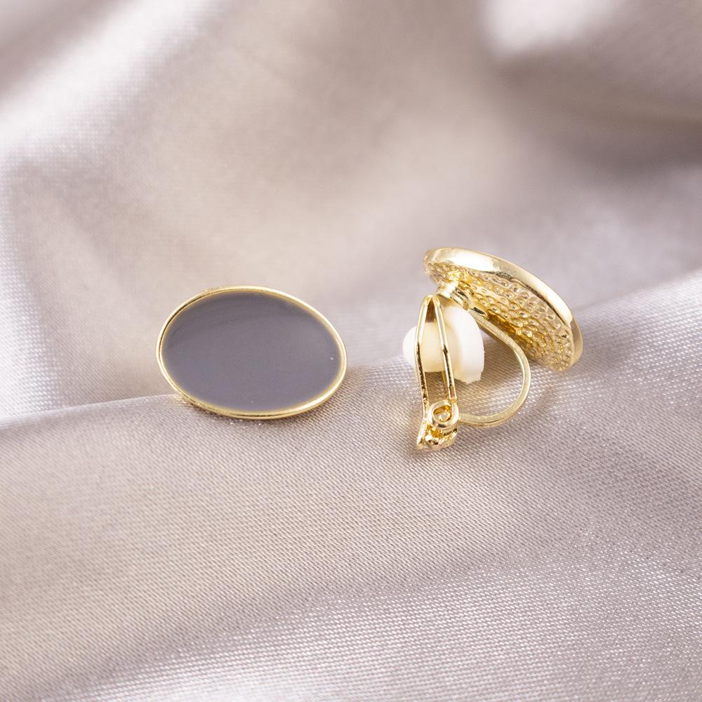 Brincos de pressão triangulares elegantes para orelhas não furadas - Versáteis e com um toque de luxo leve para o uso diário.