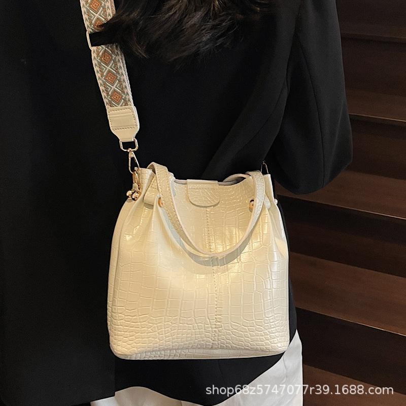 This year's popular bag women's commuter retro 2025 new fashion niche one-shoulder crossbody bucket bag