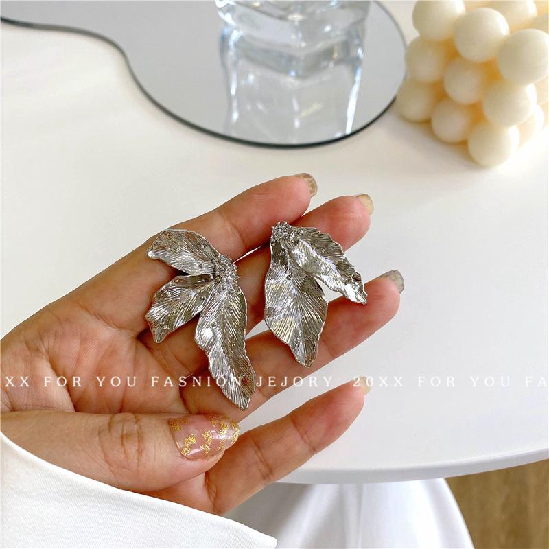 Boucles d'oreilles exquises pour femmes au design rétro feuille 2025 de luxe léger