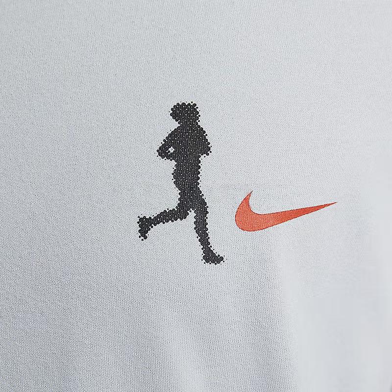 Nike Camiseta Pulôver Manga Curta com Gola Redonda Estampa de Letras com Logo Respirável Masculina Cinza Branco FV8393-077