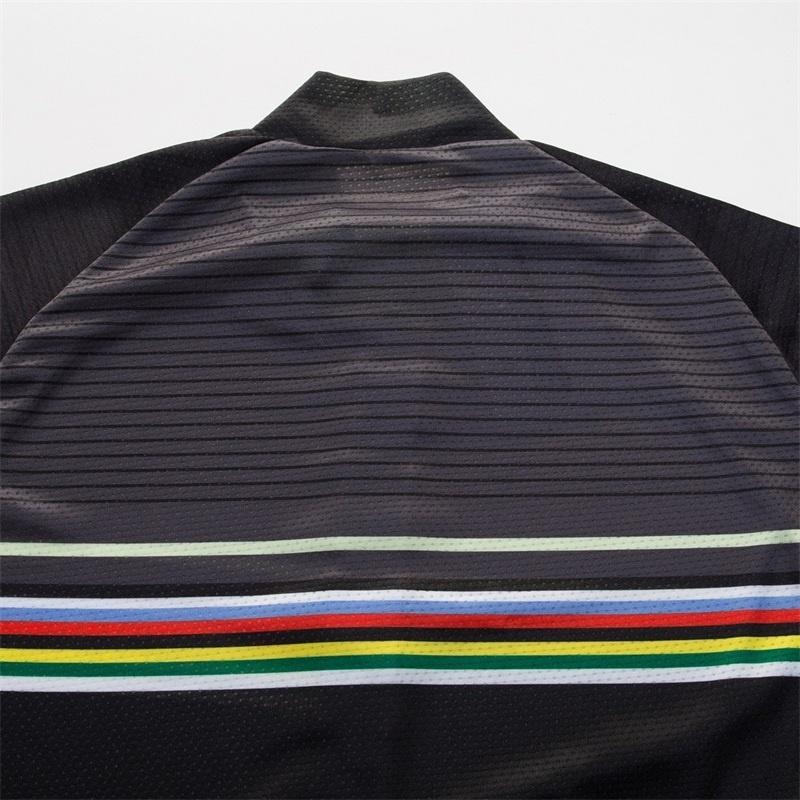 Anti-Schweiß-Kurzes Radtrikot Schwarze Trägerhose Fahrradbekleidungsset Sporttrikots Bunte Streifen Schwarze Herren Radsportbekleidung Anzüge