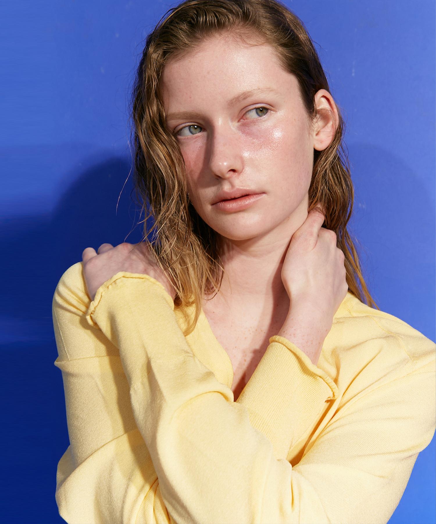 Maggie Shiny V-Neck Pullover (Yellow) Yellow