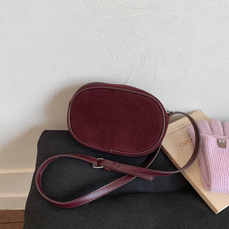 

Korean version ins simple texture simple casual shoulder underarm bag women s 2025 autumn new crossbody small square bag красный