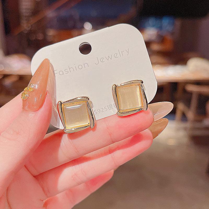 BLINGBAY New Women's Earrings Retro Women's Light Luxury High-End Niche Earrings Sweet Temperament Ear Accessories Modern Jewelry Gifts