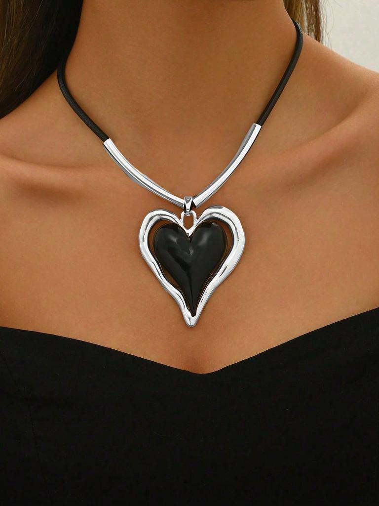 1pc Heart Charm Punk-Style Collage Necklace, Simple Yet Fashionable Pendant Chain