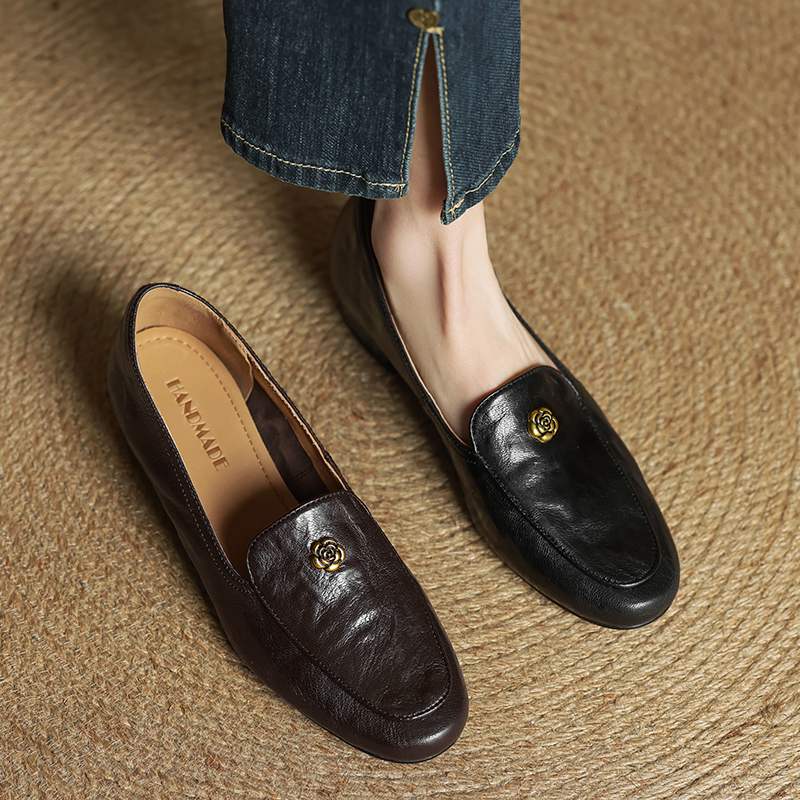 Krazing Pot Sheepskin Fashion Summer Spring Autumn Summer Slip on Women Round Toe Med Heels Metal Flowers Pleated Style Loafers