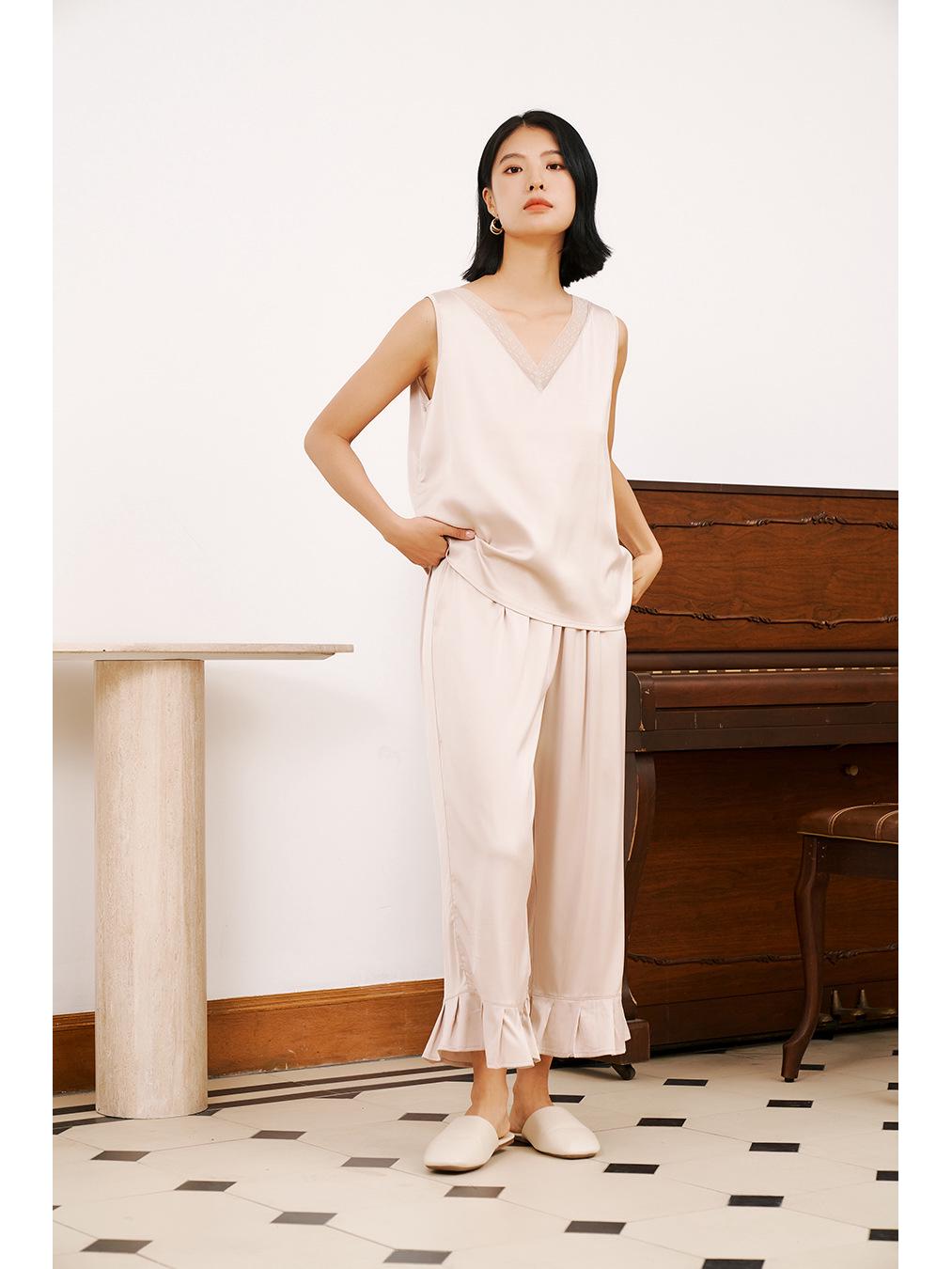 Women s Lace V-Neck Satin Camisole: Versatile Loose-Fit Summer Top One Size