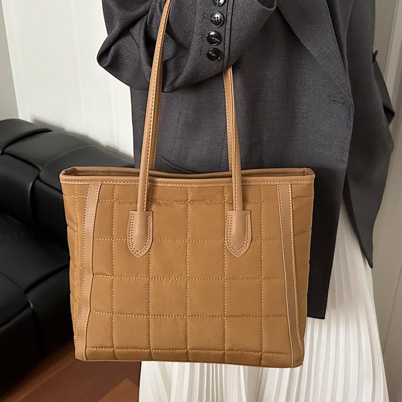 

осень-зима 2025 новая модная трендовая сумка-тоут большой вместимости, женская сумка через плечо для通勤, универсальная, персонализированная сумка под мышкой хаки