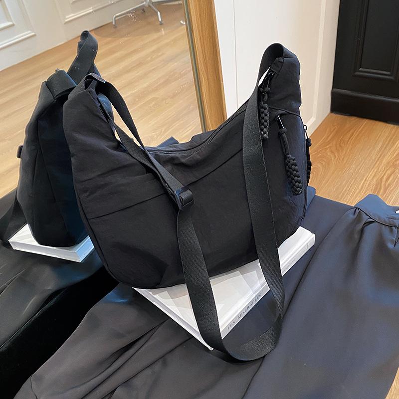 

Street trend casual large-capacity versatile shoulder messenger bag simple solid color students commute to class чёрный