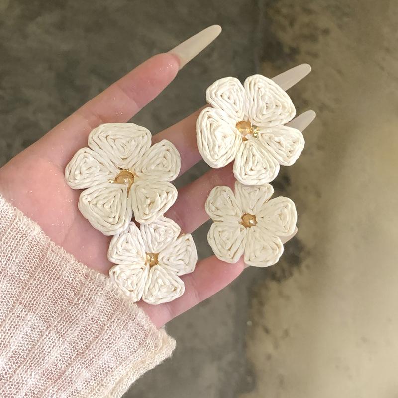 

Steel needle raffia flower pendant earrings, small temperament, fresh and versatile earrings, niche high-end sense, simple earrings, women