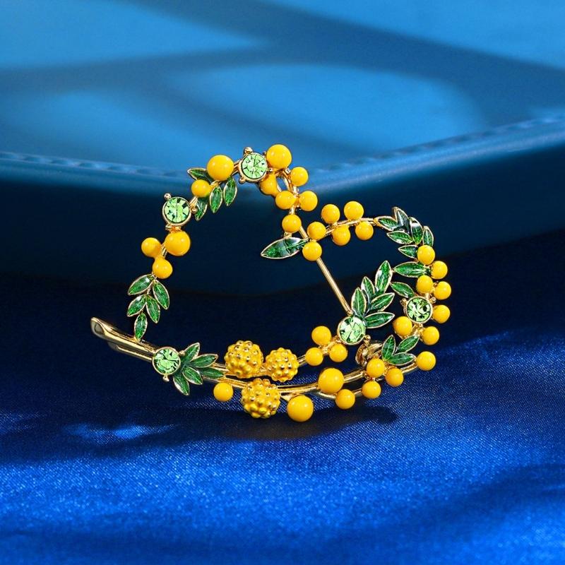 Beautiful Fruit Heart Brooch Party Office Pins Fashion Lapel Pin Alloy Texture Suitable for Women and Unisex Present