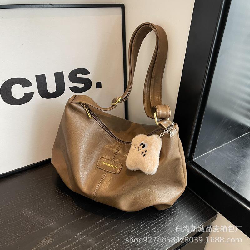 

Fashion with pendant super soft small bag women s 2025 new trendy temperament retro shoulder bag foreign style messenger dumpling bag хаки