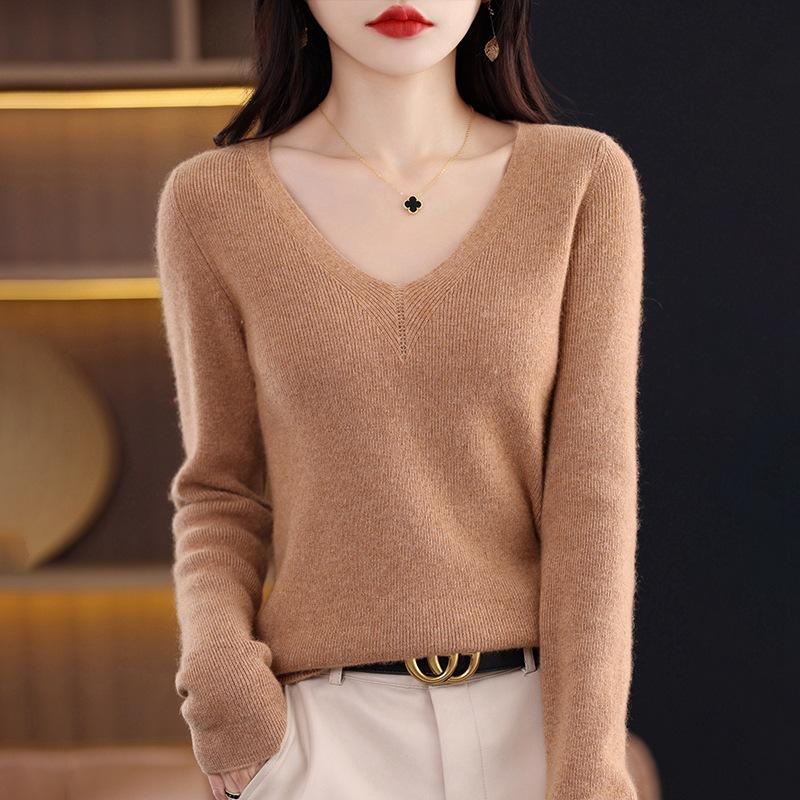 Autumn new large V-neck knitted sweater women's slim-fitting long-sleeved sweater with a sense of collarbone design and a bottoming shirt inside