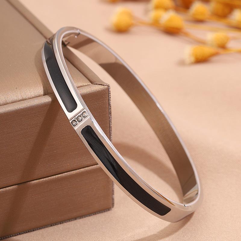 Hot-selling titanium steel bracelet, girls' high-end sense of fashion, popular light luxury in Europe and the United States, Gypsy star love diamond